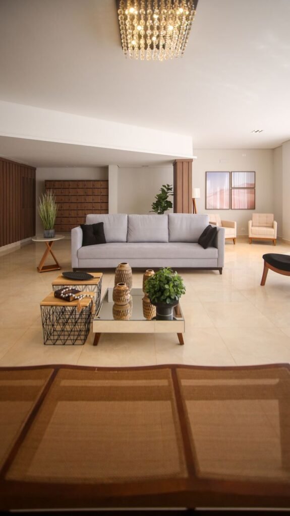 Projects Elegant and luxurious minimalist living room with modern furnishings and decor.